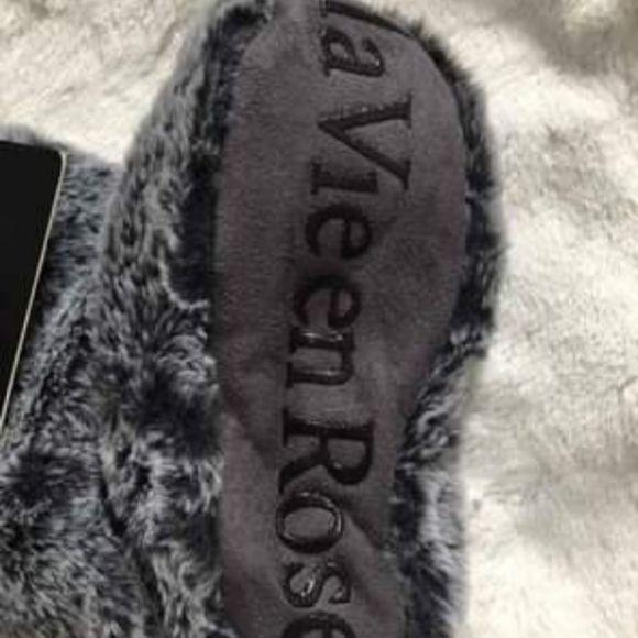 NWNT- La Vie en Rose Size US 7 - Slippers Gray Silver - Picture 2 of 3